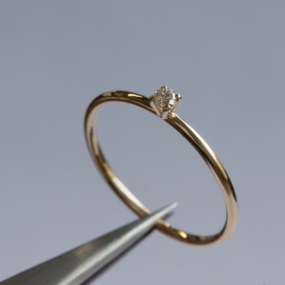 Anillo 2.3 | Золотое кольцо с камнем 2,3 мм в корзине