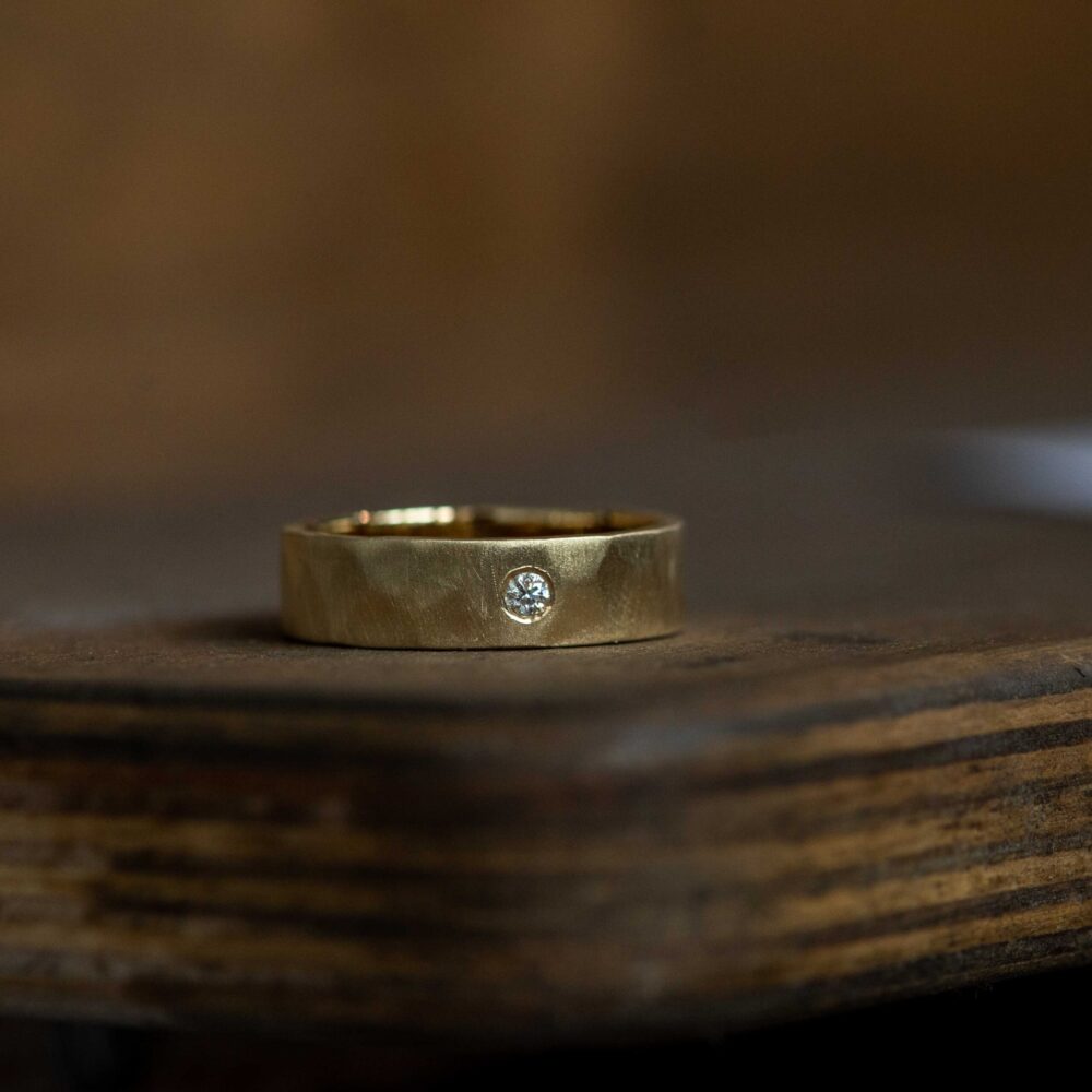 Item 026 | Flat Gold Wedding Ring | 6mm | Stripe — изображение 5