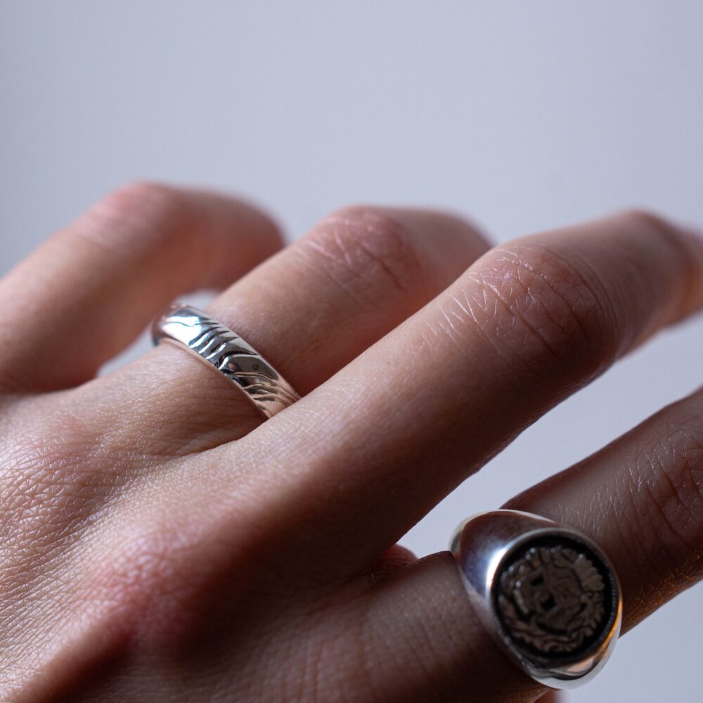 Alternative view of Item 004 | Пухлое кольцо в серебре с ручной freehand гравировкой