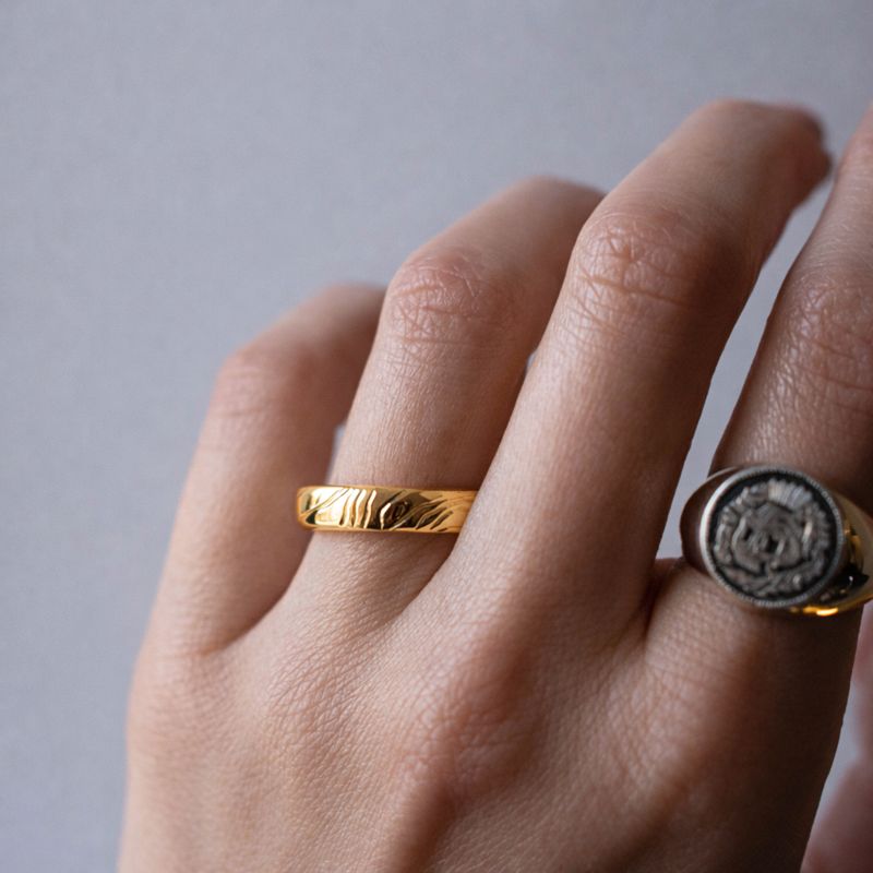 Alternative view of Item 004 | Пухлое кольцо в золоте с ручной freehand гравировкой