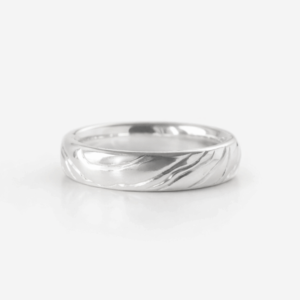 Item 004 | Пухлое кольцо в серебре с ручной freehand гравировкой